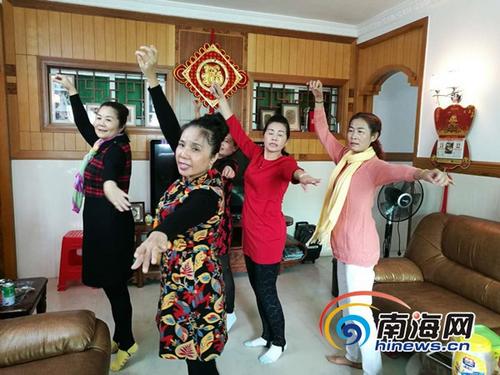中国侨网罗玉琼带着团员在家中练舞。南海网记者 高鹏 摄