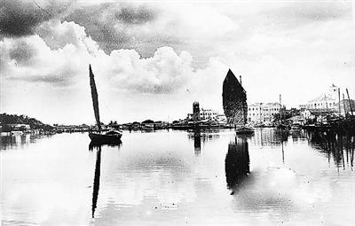中国侨网老照片中，从海甸河上望去，图片正前方的是建于1929年的海口钟楼，图片最右侧的带塔楼的建筑物即1937年落成的海口海关大楼。