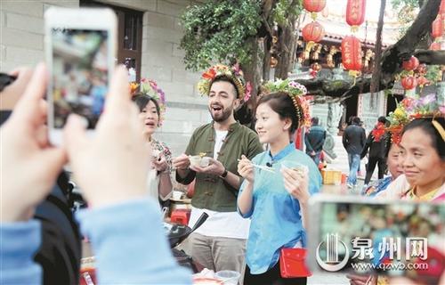 中国侨网泉州多元文化在直播平台上引起“围观”（张九强 摄）