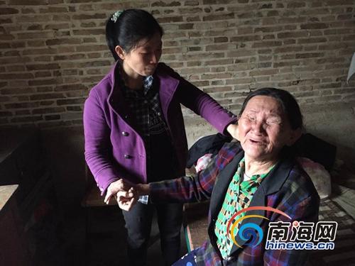中国侨网陈云燕给双目失明的婆婆按摩。南海网记者 高鹏 摄