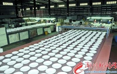 中国侨网广东健诚高科玻璃制品股份有限公司研发的高白度日用玻璃陶瓷制品的关键技术应用性强,已经形成产业化生产,有利于推动产业的转型升级。图为该企业生产车间一角。 本报记者 陈宏文 摄