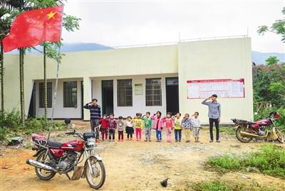 中国侨网第一次升国旗让孩子们很兴奋。一根竹竿撑起一面崭新的五星红旗，随着手机里的国歌响起，孩子们一边唱一边仰望迎风飘扬的国旗。
