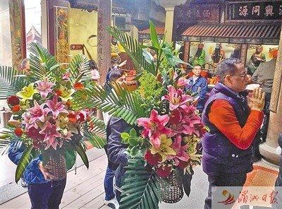 中国侨网图为信众们虔诚朝拜妈祖，为妈祖献上鲜花。