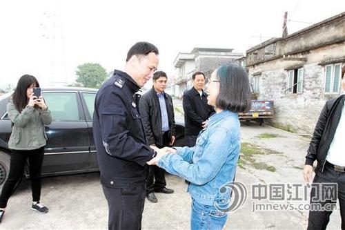 中国侨网在派出所民警的热心帮助下，钟海莲终于找到了自己外祖父曾居住的房屋。