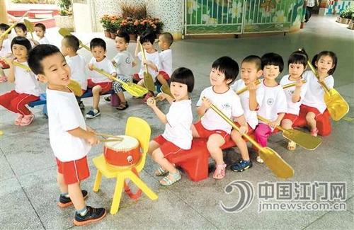 中国侨网边玩划龙舟游戏，边唱《端午节》儿歌，童年就这样美好！