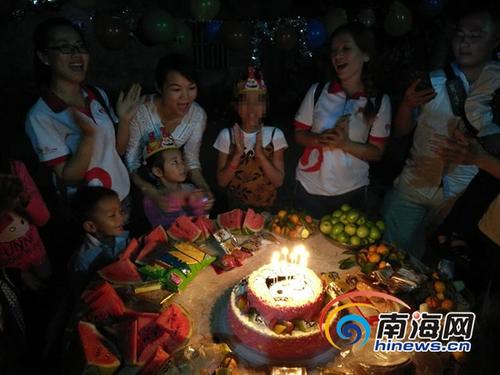 中国侨网万宁十元微爱团给孤儿小爱(中一)过生日。南海网记者 高鹏 摄