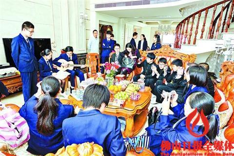 中国侨网今年是伊丹市师生代表团第21次到访我市。昨日,伊丹师生到佛山市实验学校学生的家里做客,两市学生进行了联欢交流。/佛山日报实习生 杨伟健 摄