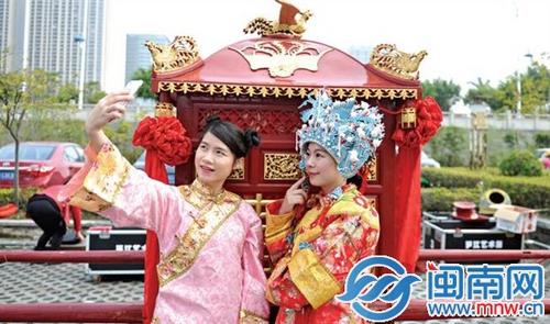 中国侨网与美丽新娘合影。