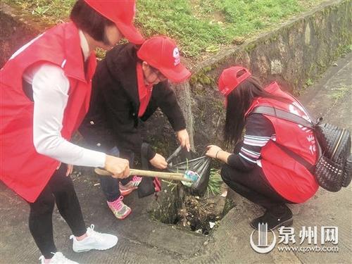中国侨网志愿者在景区捡垃圾,倡导游客文明游玩。