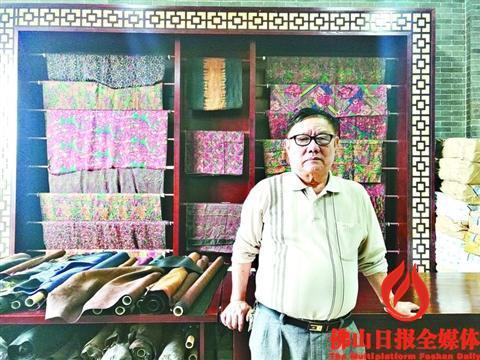中国侨网梁珠与他的香云纱。(谢炜君 摄)