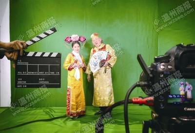 中国侨网david purnelld（右）跟学生体验清宫剧拍摄。