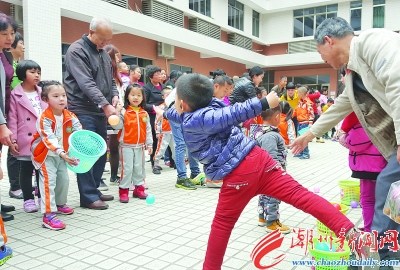 中国侨网自闭症儿童与幼儿园小朋友一起做游戏。 本报记者 庄园 摄