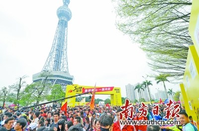 中国侨网25日，来自不同国家和地区的超21万人参与了“美丽佛山 一路向前——佛山50公里徒步”活动，影响力辐射粤港澳大湾区城市群。 南方日报记者戴嘉信 摄