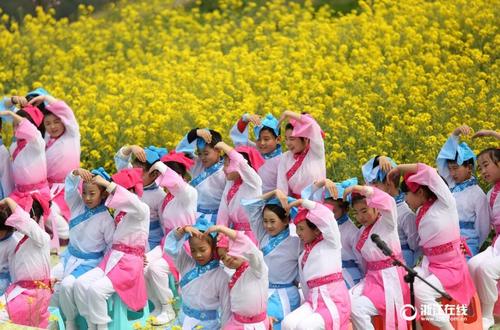 中国侨网小朋友们在花海里朗诵节目《弟子规》。