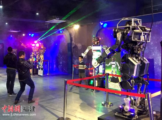 中国侨网日前，海西最大的机器人主题展在晋江婴童产业文创园举行。