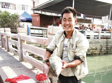 中国侨网在内沟河边卖鱼多年，刘文海知道水有多深，第一时间就跳下去救人。（图片来源：闽南网）