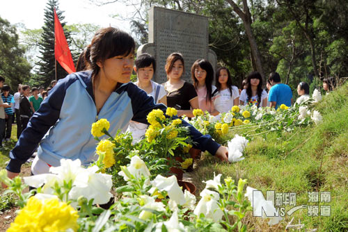 中国侨网清明节学生们为先烈献上鲜花。（图片来源：新华网/郭程 摄）