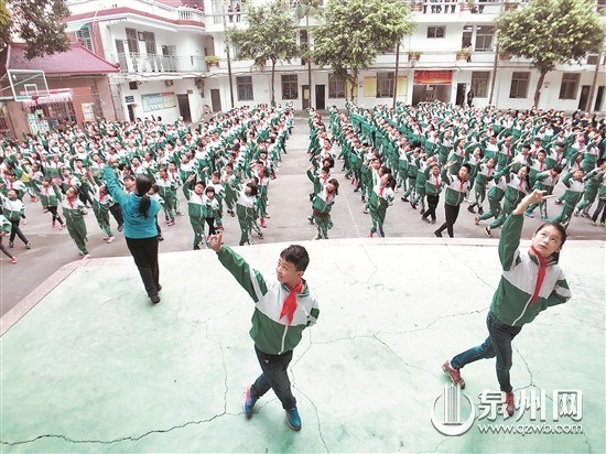 中国侨网新颖的戏曲广播体操，让课间操充满乐趣。