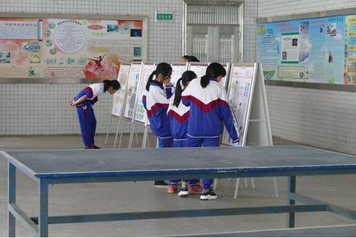 中国侨网学生参观漫画展。主办方供图