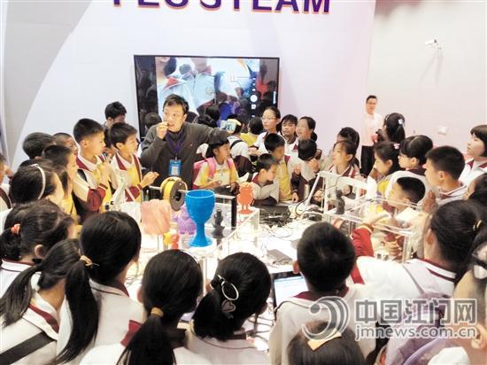 中国侨网学生们围观有米教育公司展出的3D打印设备。