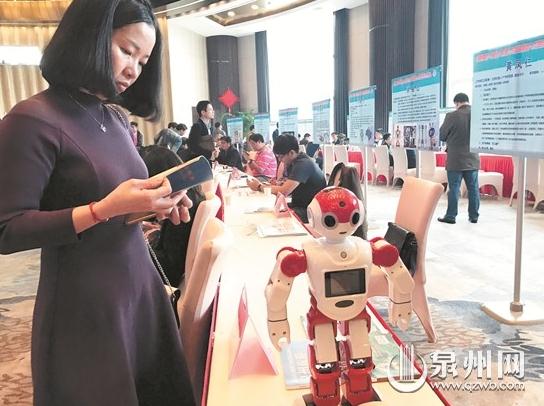 中国侨网智能机器人很吸引眼球。