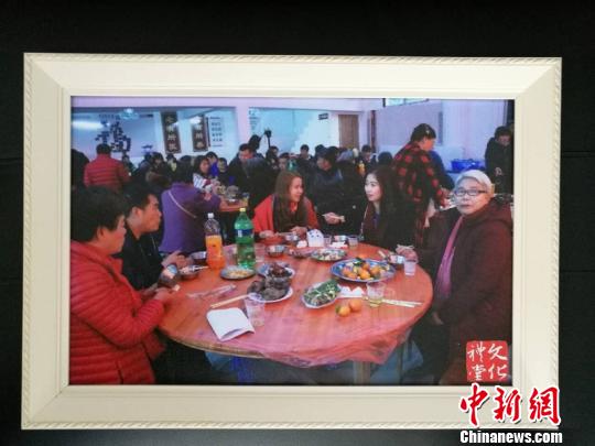 中国侨网资料图:侨乡青田送文化礼堂出国门。王宇提供