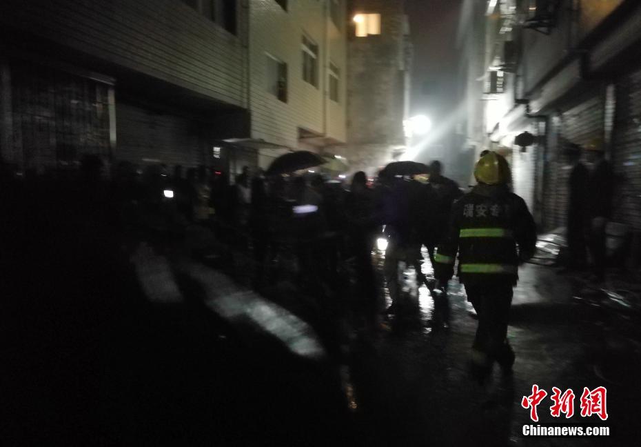 中国侨网3月31日,据瑞安市政府新闻办公室官方微博“瑞安发布”消息,30日晚上10时20分,浙江省瑞安市塘下镇韩田村中心街后2间民房,因煤气爆炸发生倒塌。房屋内有2人被困(系房主夫妻)。31日凌晨,成功救出一名被困对象,目前已送医治疗;凌晨4时,搜救出另一名受困人员吴某(男,64岁,塘下镇韩田村人),经医生确诊已无生命体征。目前现场正在清理中,具体原因也在进一步调查核实。图为当地消防等救援人员在现场紧张救援。(陈裕杰 摄)