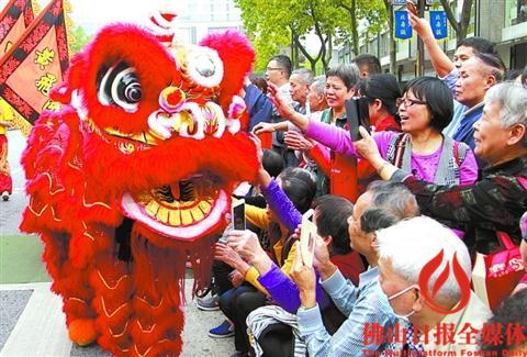 中国侨网狮舞岭南——南国醒狮团受市民欢迎。