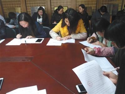 中国侨网晋江英峰小学教职工签署不从事“微商”等营利性活动承诺书。