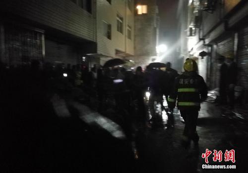 中国侨网3月31日,据瑞安市政府新闻办公室官方微博“瑞安发布”消息,30日晚上10时20分,浙江省瑞安市塘下镇韩田村中心街后2间民房,因煤气爆炸发生倒塌。房屋内有2人被困(系房主夫妻)。31日凌晨,成功救出一名被困对象,目前已送医治疗;凌晨4时,搜救出另一名受困人员吴某(男,64岁,塘下镇韩田村人),经医生确诊已无生命体征。目前现场正在清理中,具体原因也在进一步调查核实。图为当地消防等救援人员在现场紧张救援。(陈裕杰 摄)