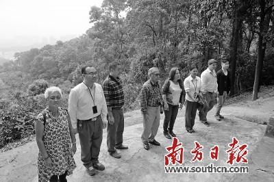 中国侨网孙国雄（左四）携夫人孙秀兰到家乡中山市南朗镇翠亨村祭扫先祖墓地。