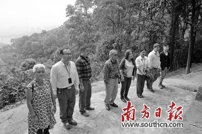 中国侨网孙国雄(左四)携夫人孙秀兰到家乡中山市南朗镇翠亨村祭扫先祖墓地。