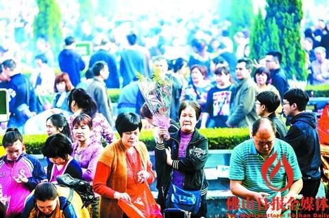 中国侨网昨日(4月4日)上午,市民在佛山市殡仪馆祭祀区祭拜先人。/佛山日报记者 王伟楠摄