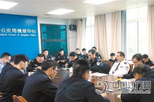 中国侨网市公安局副局长姚亮（白衣）组织专业队召开动员部署会议。