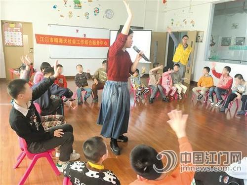中国侨网音乐治疗师聂慧带领孩子们进入了音乐治疗的神秘领域。