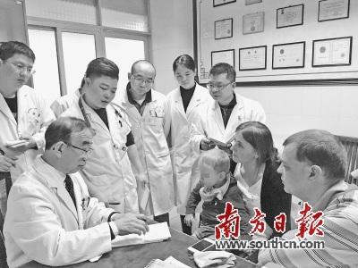 中国侨网国外脑瘫儿童专程到南海找刘振寰诊治。 受访者供图