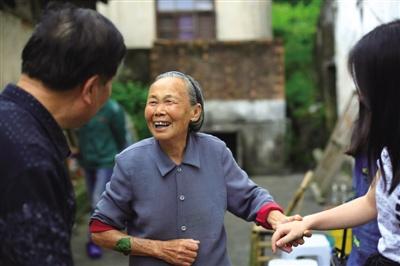 中国侨网永嘉东城街道敬仁村的高龄老人潘宗弟，喜欢唱歌跳舞，精神矍铄。刘伟 摄