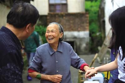 中国侨网永嘉东城街道敬仁村的高龄老人潘宗弟,喜欢唱歌跳舞,精神矍铄。刘伟 摄