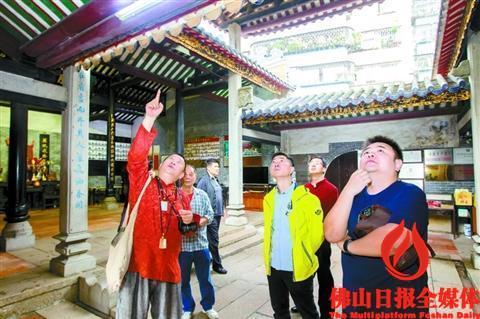 中国侨网影视领域专家在佛山鸿胜纪念馆考察。（周春 摄）