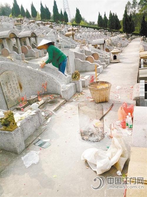 中国侨网江门长青墓园的保洁员忙着清理祭祀垃圾。