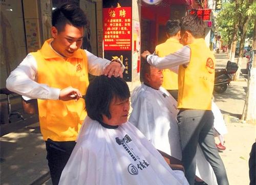 中国侨网理发师志愿者帮老人理发