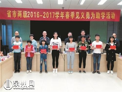 中国侨网受助学生领取助学金
