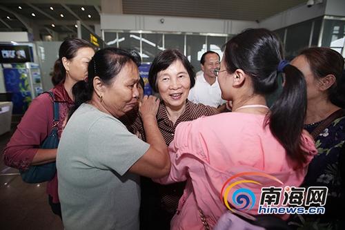 中国侨网林汉生教授妻子姚小奋和前来接机的亲属拥抱。南海网记者 刘洋 摄