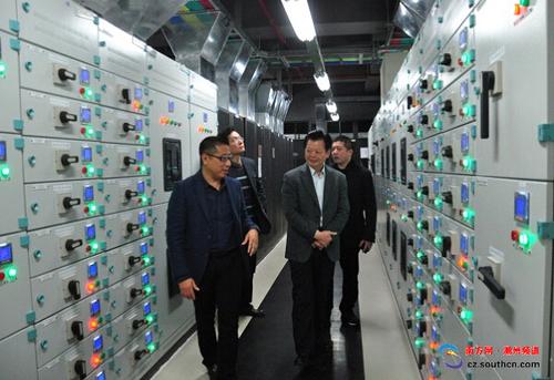 中国侨网潮州市领导洪岳伟等视察“云计算数据中心”。