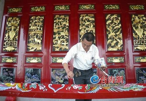 中国侨网图为杨桂林正在加工艺术品。