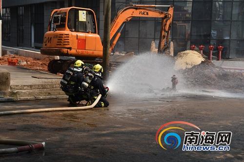 中国侨网文昌消防官兵在事故现场进行处置。通讯员 郑棉航 摄