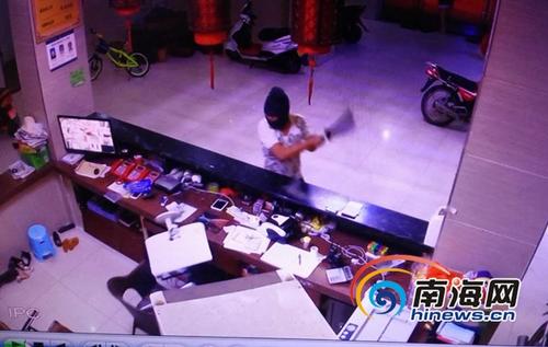 中国侨网图为文昌锦山镇毓敏商务宾馆遭蒙面人持刀打砸。