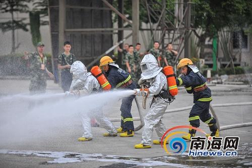 中国侨网4月13日，万宁消防战士迎来了大练兵考为了准备“期中考试”，战士们日日奋战，勤加苦练体能，全面提升消防部队灭火抢险救援整体实战能力。（海报全媒体中心记者 袁琛 通讯员 王蕾）