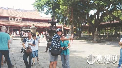 中国侨网欧美游客在开元寺内合影(市旅游局 供图)
