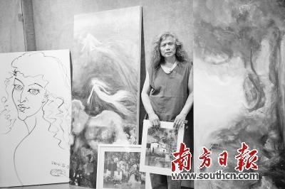 中国侨网伍冠文和他的绘画作品。 南方日报记者 肖雄 摄